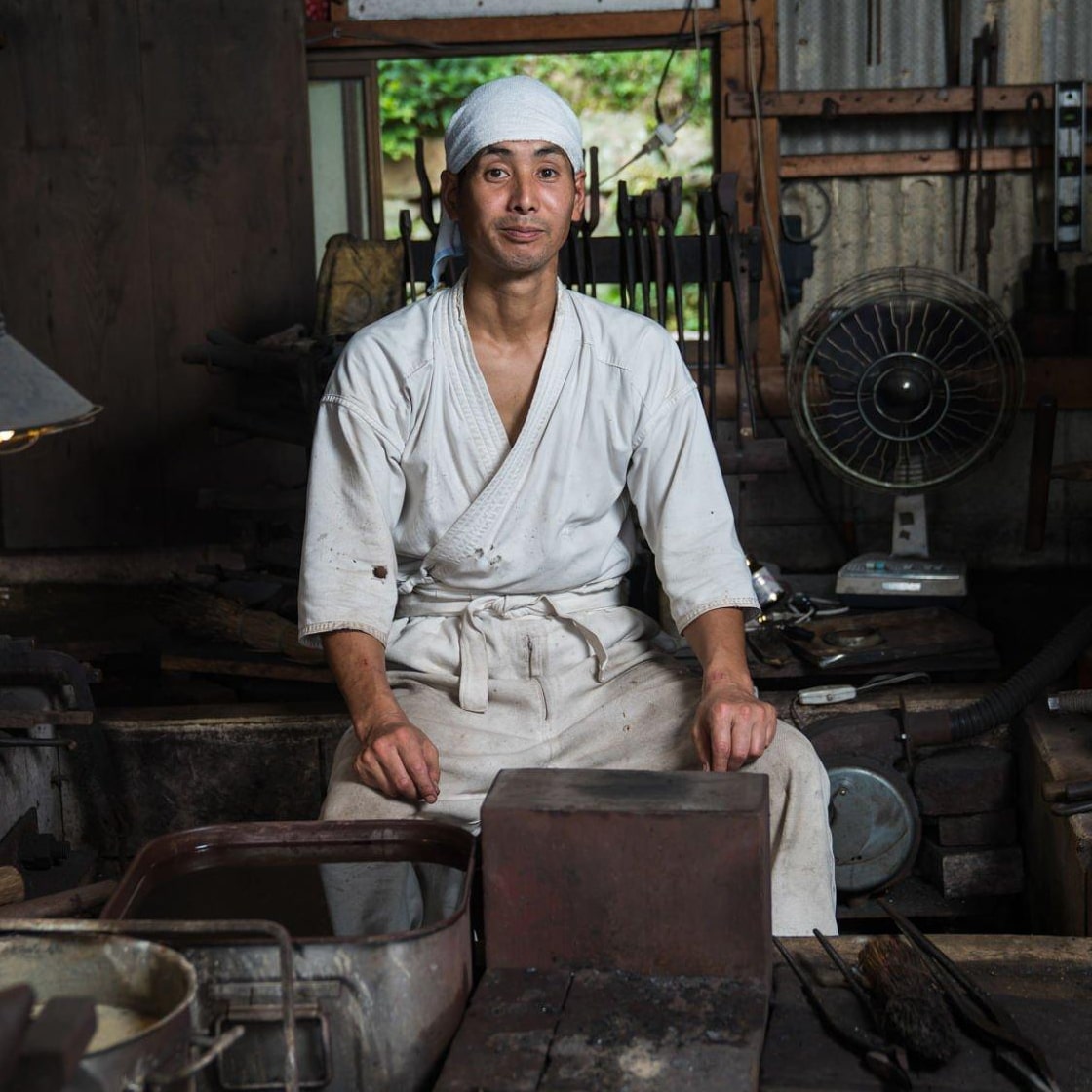 Maestro forjador japonés en su taller